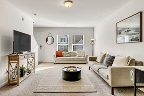 TV - Pet-Friendly 3BR, Winston-Salem, BBQ+Free Parking (Winston-Salem)