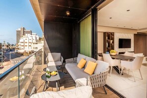 Outdoor dining - Exquisite 3BR/2BA BeachFront #TLV | By SweetyGuest (Tel Aviv-Yafo)