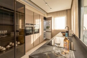 Kjøleskap, mikrobølgeovn, ovn og kokeplater