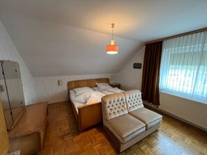 2 bedrooms, iron/ironing board, WiFi, bed sheets