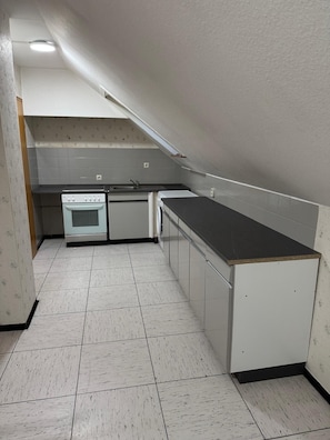 Kühlschrank, Ofen, Herdplatte, Kochgeschirr/Geschirr/Besteck