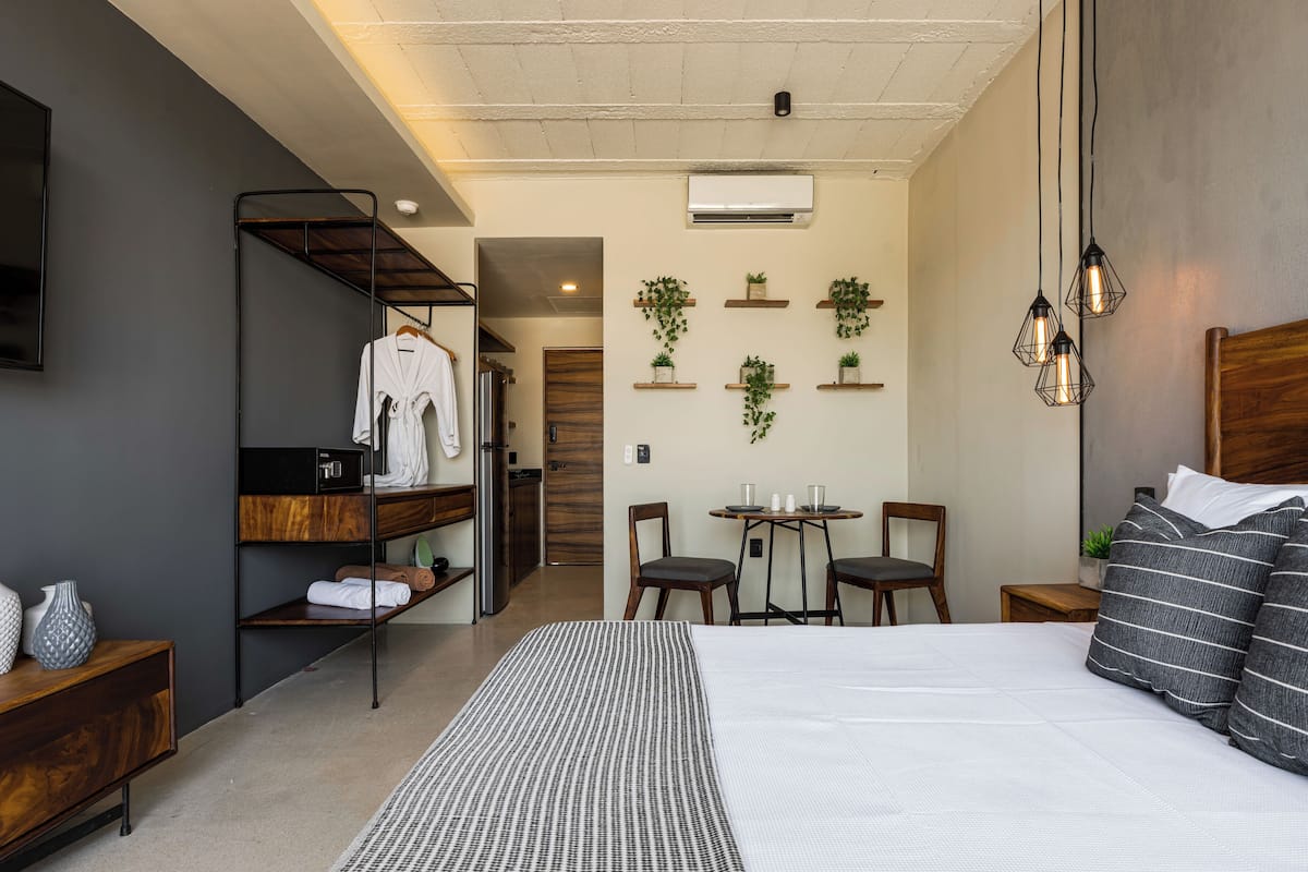 Premium bedding, in-room safe, individually decorated