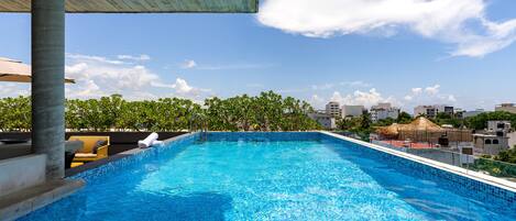 2 piscines extérieures, parasols de plage, chaises longues