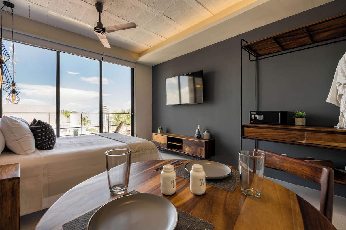 Signature Studio, Balcony, City View | Premium bedding, in-room safe, individually decorated