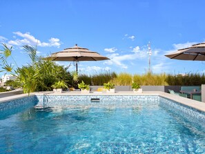2 piscines extérieures, parasols de plage, chaises longues