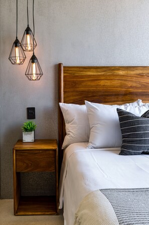 Signature Studio, Balcony, City View | Premium bedding, in-room safe, individually decorated
