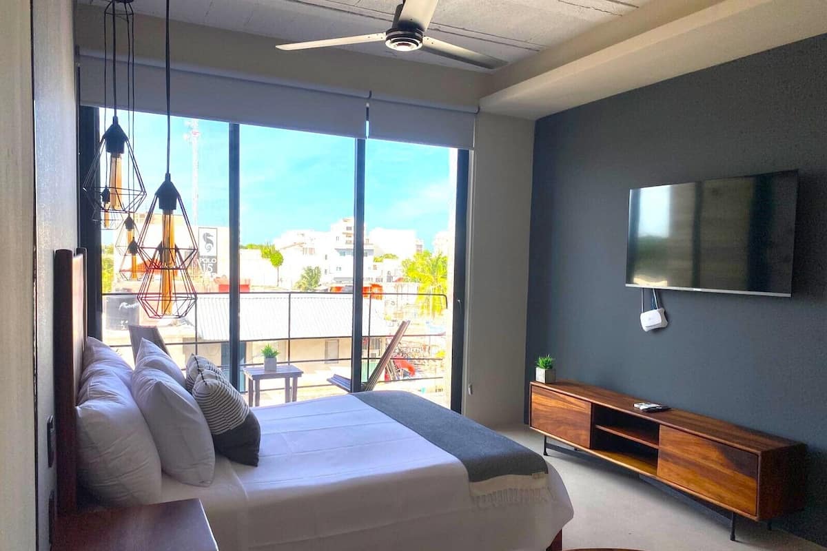 Premium bedding, in-room safe, individually decorated