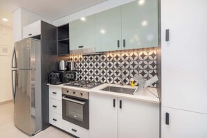 Geladeira, micro-ondas, fogão, cooktop