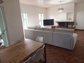 Smart TV, fireplace, table tennis, books - Large villa with 11x5m pool in 7700 M2 grounds. Veranda and multiple terraces. (Montescot)