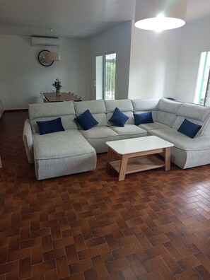 Smart TV, fireplace, table tennis, books - Large villa with 11x5m pool in 7700 M2 grounds. Veranda and multiple terraces. (Montescot)