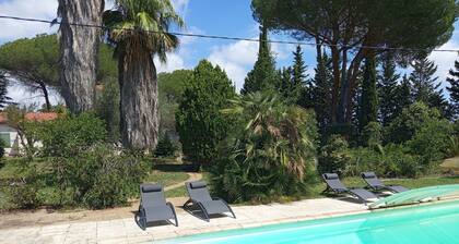 Grande villa piscine 11x5m dans parc de 7700 M2. Veranda et multiples terrasses.