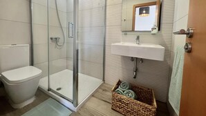 A bathroom with a glass-enclosed shower, a toilet, a sink, and a mirror. - Vacation 'Sol Y Mar' with Sea View, Wi-Fi and Air Conditioning (Arguineguín)