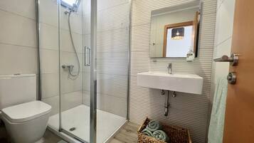 Suihku, hiustenkuivaaja, pyyhkeet