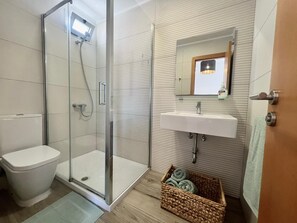 Dusch, hårtork och handdukar