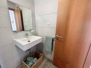 Een douche, een haardroger, handdoeken