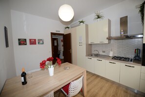 Fridge, microwave, oven, stovetop - Apartment Rome - Vatican. Comfort and privacy for groups or families (Roma)