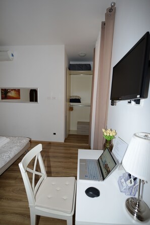 3 bedrooms, desk, iron/ironing board, travel crib - Rome Vatican Center Apartment. Ideal for for groups or families (Roma)