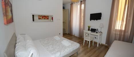 3 chambres, bureau, fer et planche à repasser, lit parapluie