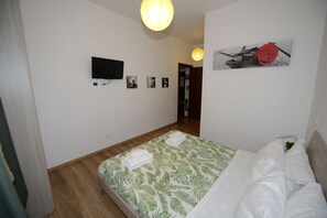 3 chambres, bureau, fer et planche à repasser, lit parapluie