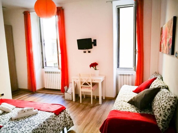 3 bedrooms, desk, iron/ironing board, travel crib