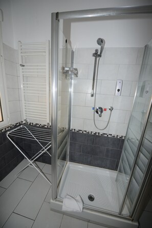 Shower, hair dryer, bidet, towels - Rome Vatican Center Apartment. Ideal for for groups or families (Roma)