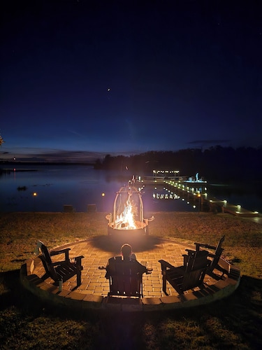 21-Acre Lakefront Paradise: Heated Pool, Private Beach, Animals, Fishing-Boating