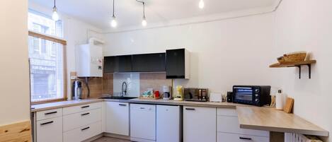 KĂŒhlschrank, Mikrowelle, Ofen, GeschirrspĂŒler