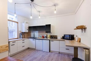 Kylskåp, mikrovågsugn, ugn och diskmaskin