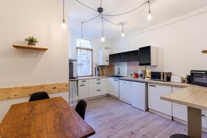 Kylskåp, mikrovågsugn, ugn och diskmaskin