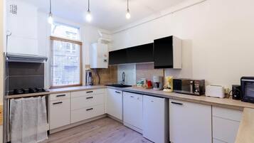 Een koelkast, een microgolfoven, een oven, een vaatwasser