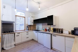 Kylskåp, mikrovågsugn, ugn och diskmaskin