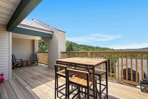 Outdoor dining - Birds Eye View Resort – For 6 (Branson)