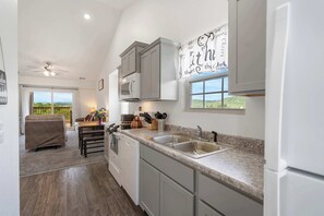 ثلاجة، ميكروويف، فرن، موقد طهي مسطح