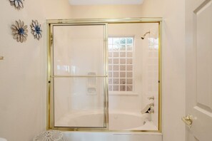 Dusche, Haartrockner, Handtücher, Shampoo