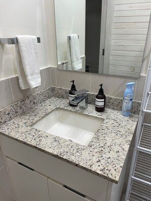 Shower, hair dryer, bidet, towels - Charming 2-bedroom condo in perfect Punta Chame with AC Enjoy White Sands (Punta Chame)