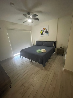 Een strijkplank/strijkijzer, wifi, beddengoed