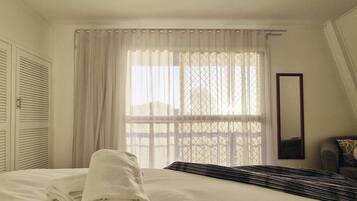 2 bedrooms, desk, iron/ironing board, WiFi