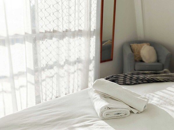 2 bedrooms, desk, iron/ironing board, WiFi