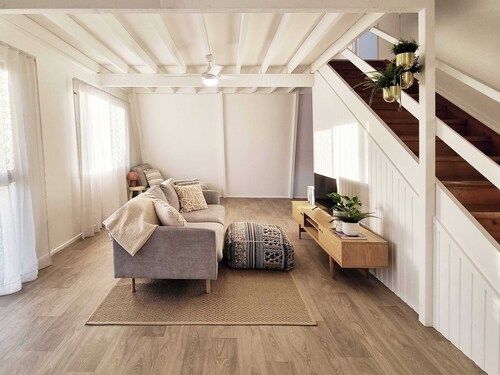 Beach Bungalow | Walk to Bargara Beach | Pet-Friendly + Fast Wi-Fi