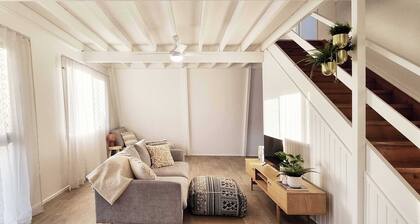 Beach Bungalow | Walk to Bargara Beach | Pet-Friendly + Fast Wi-Fi