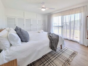 2 bedrooms, desk, iron/ironing board, WiFi