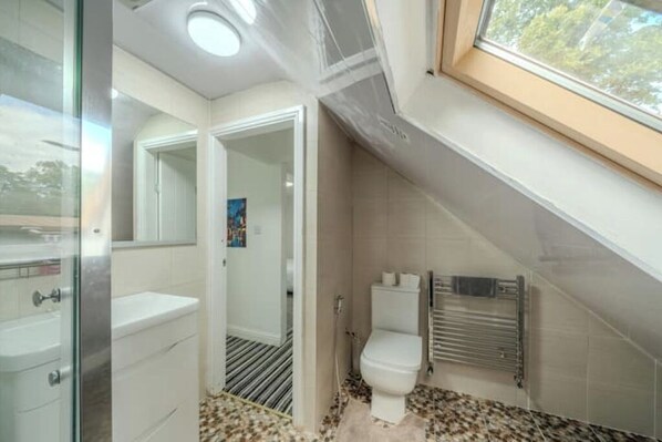 Ducha, bidet, toallas, jab ón