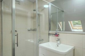 Ducha, bidet, toallas, jabón