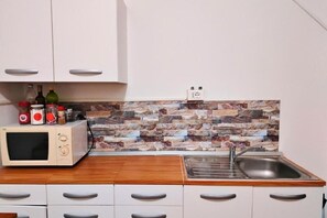 Fridge, microwave, stovetop, cookware/dishes/utensils