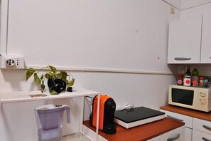 Réfrigérateur, micro-ondes, plaque de cuisson