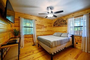 3 bedrooms, iron/ironing board, WiFi, bed sheets - Kalo Cabin |Secluded | hot tub | pond | firepit (Broken Bow)