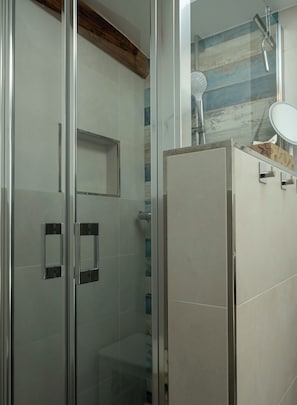 Haartrockner, Handtücher, Seife, Toilettenpapier