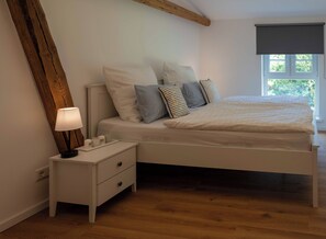 3 bedrooms, iron/ironing board, internet, bed sheets