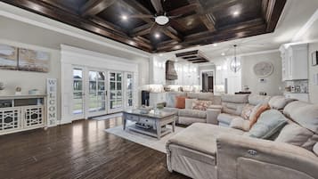 TV connectée, cheminée, jeux vidéo, baby-foot