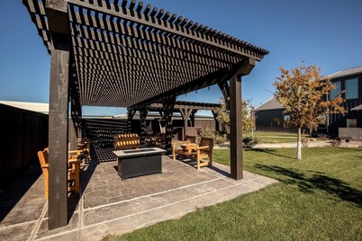 This spacious retreat features 5 bedrooms, 2 futons, and 2 reclinable couches